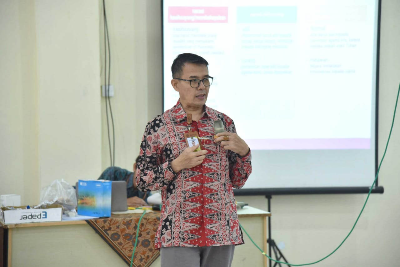 Mr. Hendri saat berbagi dalam kegiatan pembelajaran
